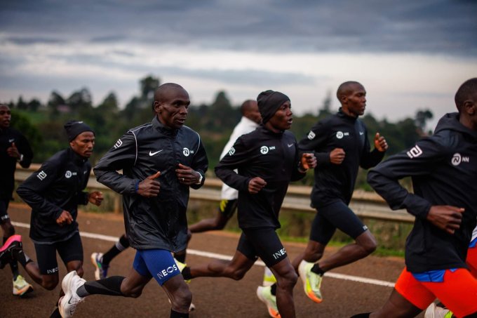 Kipchoe (trái) đang tập luyện cùng đội chạy NN Running Team cho mục tiêu vô địch Boston Marathon tháng 4 tới. Ảnh: NN Running Team