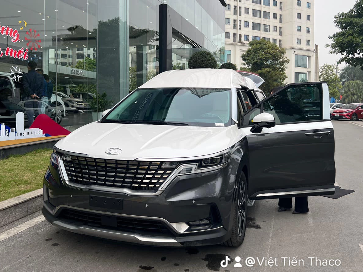 Kia Carnival 'Hoàng gia' 2023 giá 2,679 tỷ về đại lý: Đắt hơn Mercedes GLC 300, diện mạo mới kiểu Maybach - Ảnh 2. Kia Carnival 'Hoàng gia' 2023 giá 2,679 tỷ về đại lý: Đắt hơn Mercedes GLC 300, diện mạo mới kiểu Maybach - Ảnh 2.