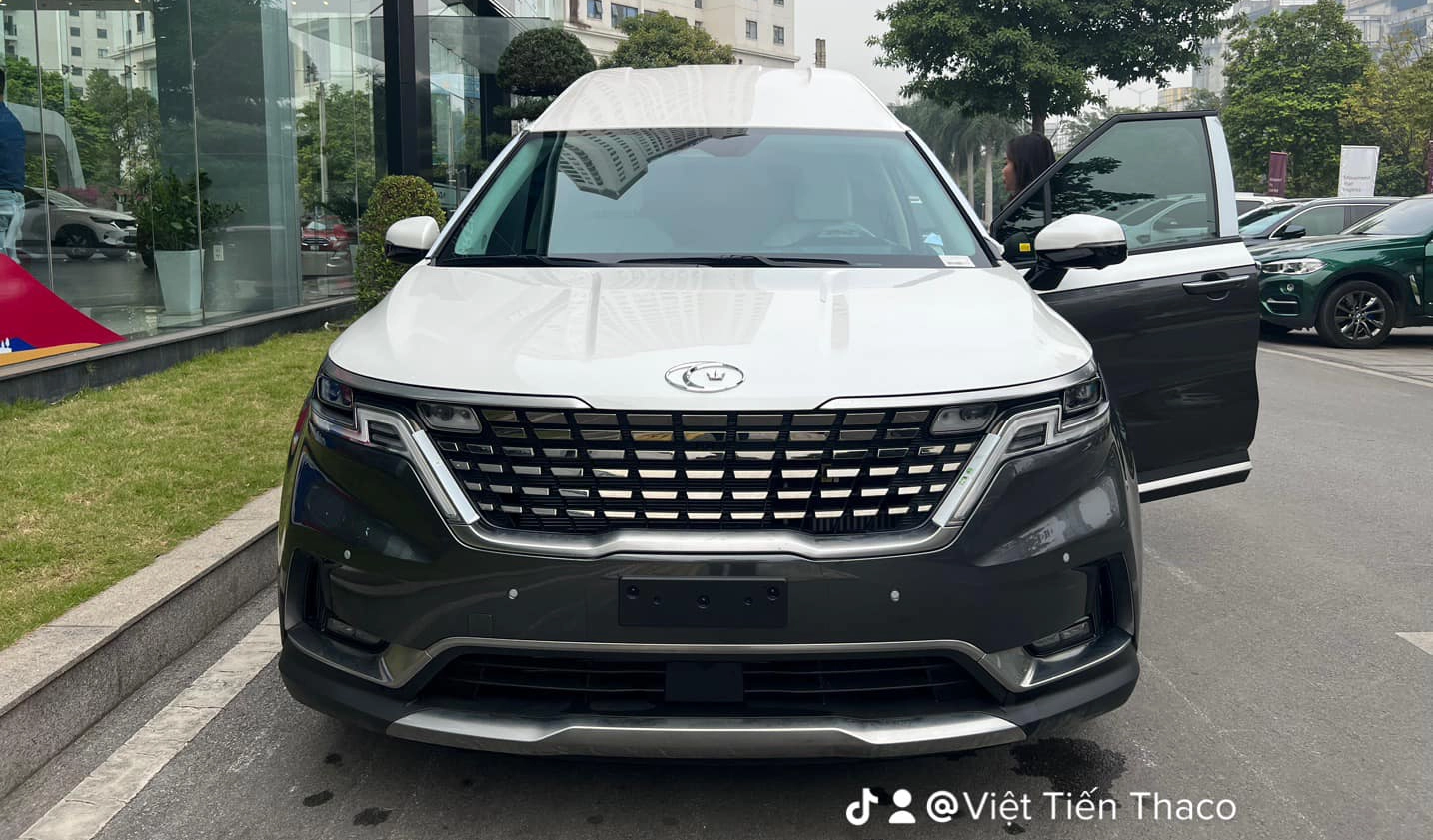 Kia Carnival 'Hoàng gia' 2023 giá 2,679 tỷ về đại lý: Đắt hơn Mercedes GLC 300, diện mạo mới kiểu Maybach - Ảnh 7. Kia Carnival 'Hoàng gia' 2023 giá 2,679 tỷ về đại lý: Đắt hơn Mercedes GLC 300, diện mạo mới kiểu Maybach - Ảnh 7.