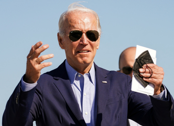 Tổng thống Biden chuẩn bị lên máy bay tại bang Delaware, Mỹ, ngày 8/8/2022. Ảnh: Reuters.