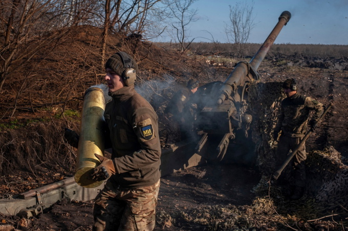 Binh sĩ Ukraine tại một điểm giao tranh gần thành phố Soledar, tỉnh Donetsk, ngày 10/11/2022. Ảnh: Reuters