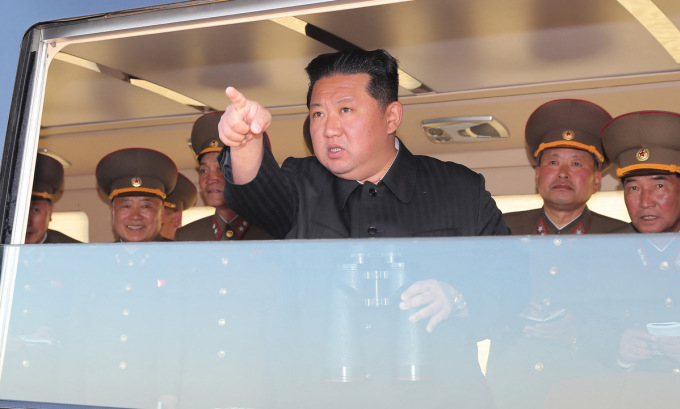 Lãnh đạo Kim Jong-un (áo đen) giám sát thử nghiệm tên lửa trong ảnh công bố vào tháng 4/2022. Ảnh: KCNA.