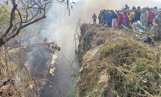 Người dân tập trung tại hiện trường vụ rơi máy bay Yeti Airlines ở Nepal vào sáng 15/1. Ảnh: Online Kharbar.