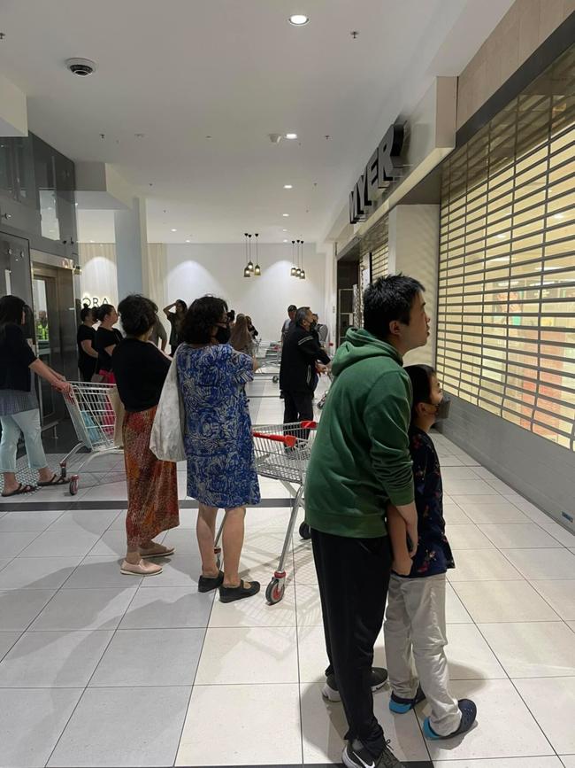 Crowds have gathered at a Myer store in Melbourne as the retailer sells the remainder of it’s stock at 90 per cent off before it closes its doors for good. 