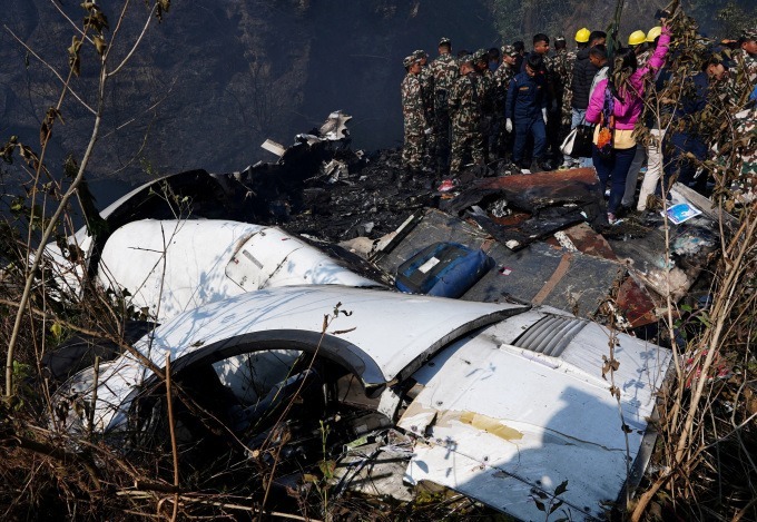 Lực lượng cứu hộ tại hiện trường vụ máy bay rơi ở Pokhara, Nepal, hôm 15/1. Ảnh: Reuters