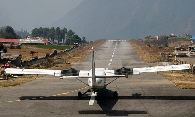 Máy bay chở khách Twin Otter của hãng Yeti Airlines cất cánh từ sân bay Lukla ở phía đông Nepal. Ảnh: Reuters