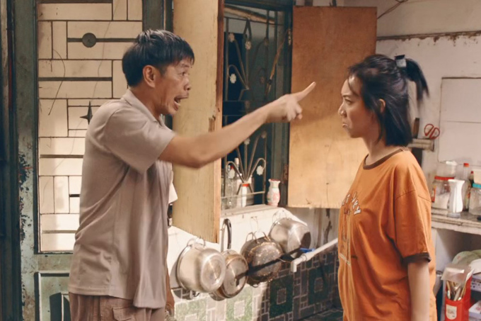 Thái Hòa (trái) và Thu Trang đóng cha con trong phim mới. Ảnh: Thanh Huyền