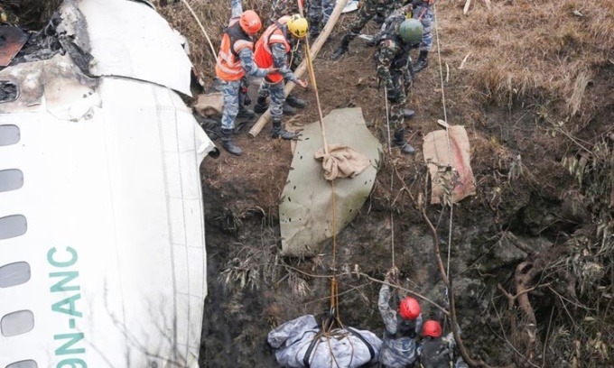 Đội cứu hộ kéo một thi thể nạn nhân từ hiện trường vụ tai nạn máy bay ở Pokhara, Nepal, ngày 16/1. Ảnh: Reuters.