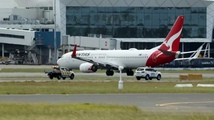 Máy bay Qantas hạ cánh xuống sân bay Sydney sau khi phát tín hiệu khẩn cấp hôm 18/1. Ảnh: Reuters.