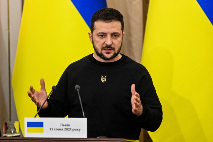 Tổng thống Ukraine Volodymyr Zelensky phát biểu trong cuộc họp báo ở thành phố Lviv hôm 11/1. Ảnh: AFP.