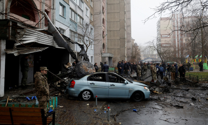 Một phần hiện trường vụ rơi trực thằng ở Brovary, Ukraine, hôm 18/1. Ảnh: Reuters.