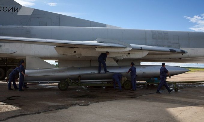 Binh sĩ Nga lắp tên lửa Kh-22 cho oanh tạc cơ Tu-22M3 hồi năm 2017. Ảnh: Russian Planes.