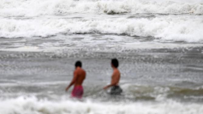 A 45-year-old man has drowned while trying to rescue his daughter from the surf. (Dan Peled/AAP PHOTOS)