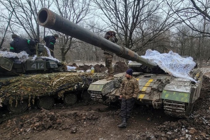 Binh sĩ Ukraine cạnh xe tăng tại thành phố tiền tuyến Bakhmut, tỉnh Donetsk, ngày 13/1. Ảnh: Reuters