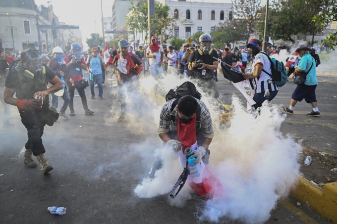 Cảnh sát dùng hơi cay đối phó người biểu tình ở thủ đô Lima ngày 19/1. Ảnh: AFP.