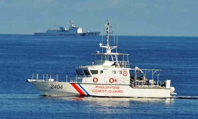 Tàu cảnh sát biển Philippines và hải cảnh Trung Quốc diễn tập chung năm 2019. Ảnh: AFP.