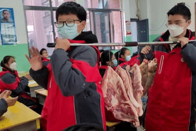 Học sinh trường Trung học số 10 Phụ Dương, tỉnh An Huy của Trung Quốc, nhận thưởng bằng thịt lợn và cá tươi trước khi nghỉ Tết vào tuần trước. Ảnh: SCMP.