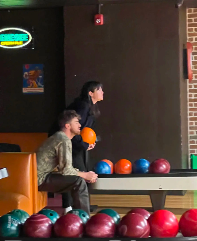 Selena Gomez (phải) đi chơi bowling cùng Drew Taggart hồm 15/1. Ảnh: Pagesix