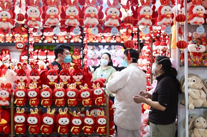 Người dân mua đồ trang trí năm mới hình con Thỏ trong một trung tâm mua sắm ở Bắc Kinh ngày 5/1. Ảnh: AFP