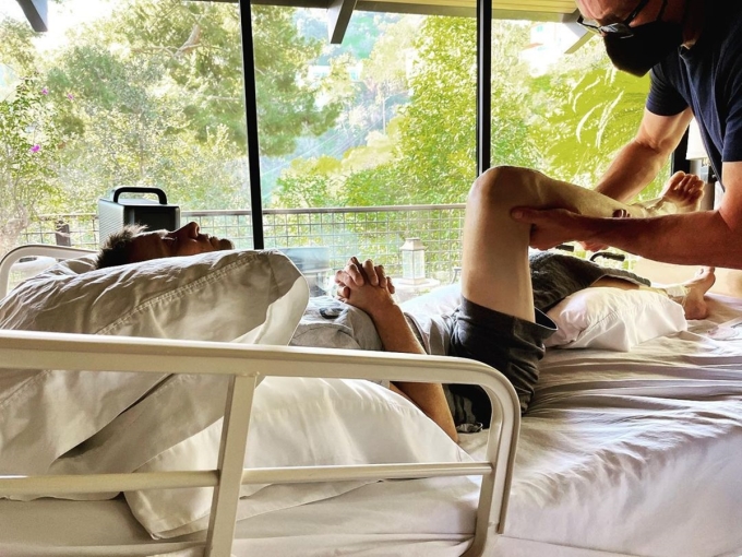 Jeremy Renner thực hiện vật lý trị liệu. Ảnh: Jeremy Renner Instagram