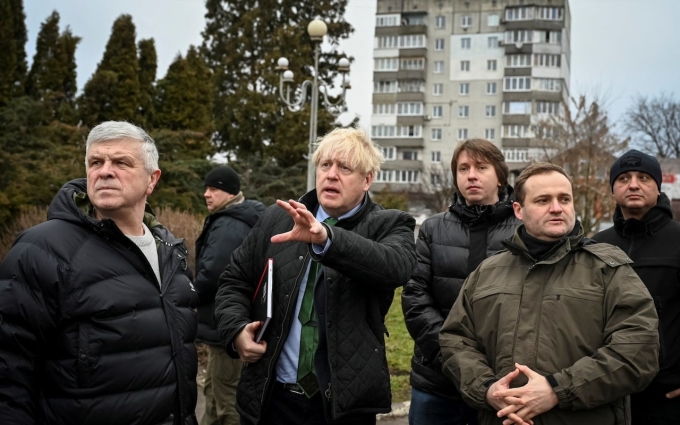 Ông Johnson (thứ hai từ trái sang) trong chuyến thăm Ukraine ngày 22/1. Ảnh: Telegraph.