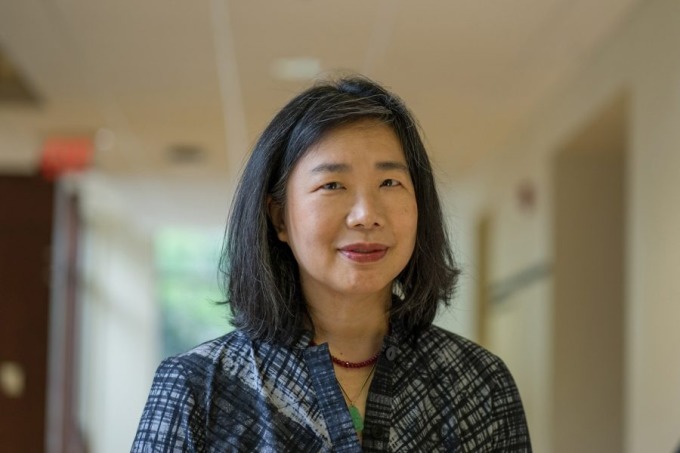 Giáo sư Lan Samantha Chang từng giành Giải thưởng sách California, giải Art Seidenbaum cho Tiểu thuyết đầu tiên, Giải thưởng Sách của Thời báo Los Angeles... Ảnh: LSC
