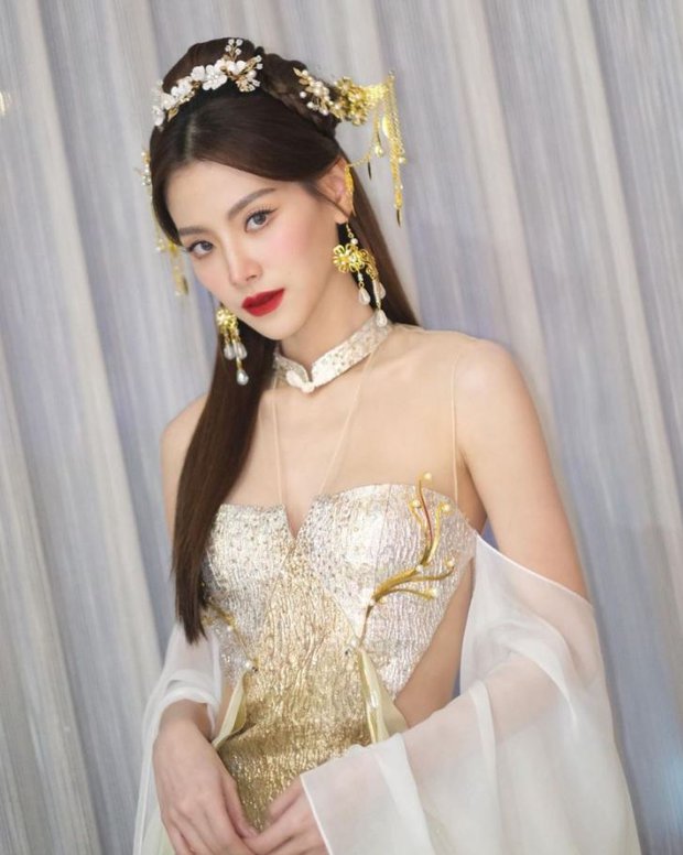 Nữ thần Baifern Pimchanok “đại náo” đường phố Thái Lan dịp Tết: Lên đồ Trung hoa lộng lẫy, đẹp chấp cả đèn flash - Ảnh 6.