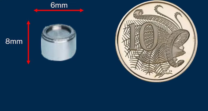 Kích thước viên phóng xạ thất lạc khi đặt cạnh đồng xu 10 cent của Australia. Đồ họa: DFES.