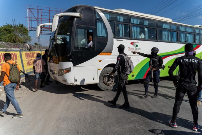 Cảnh sát chặn đường đến sân bay trong cuộc biểu tình ở Port-au-Prince, Haiti, ngày 26/1. Ảnh: AFP