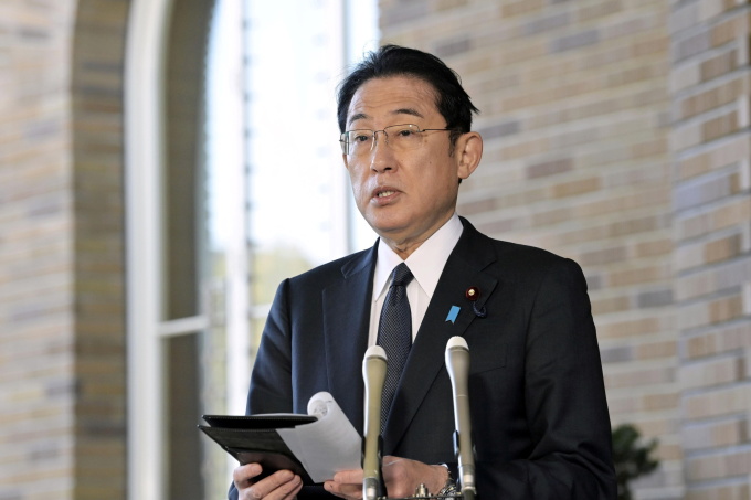 Thủ tướng Nhật Bản Fumio Kishida thông báo quyết định trừng phạt Nga liên quan Ukraine tại Tokyo ngày 23/2/2022. Ảnh: Reuters