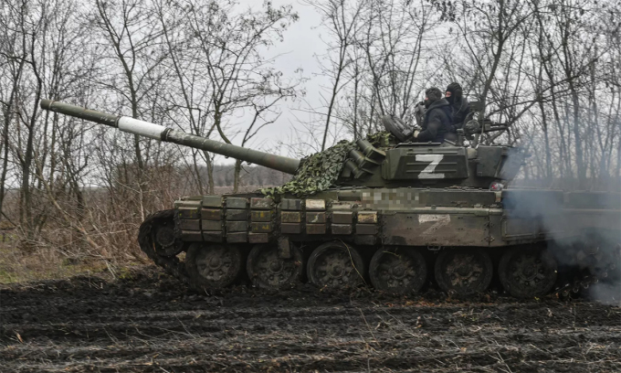 Xe tăng T-72 của Nga chuẩn bị giao chiến với lực lượng Ukraine ngày 23/1. Ảnh: RIA Novosti.