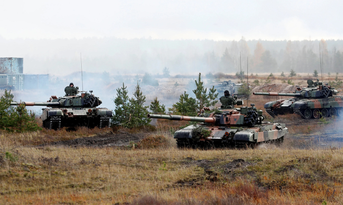 Xe tăng PT-91 của Ba Lan tham gia diễn tập của NATO tại Latvia tháng 10/2017. Ảnh: Reuters.