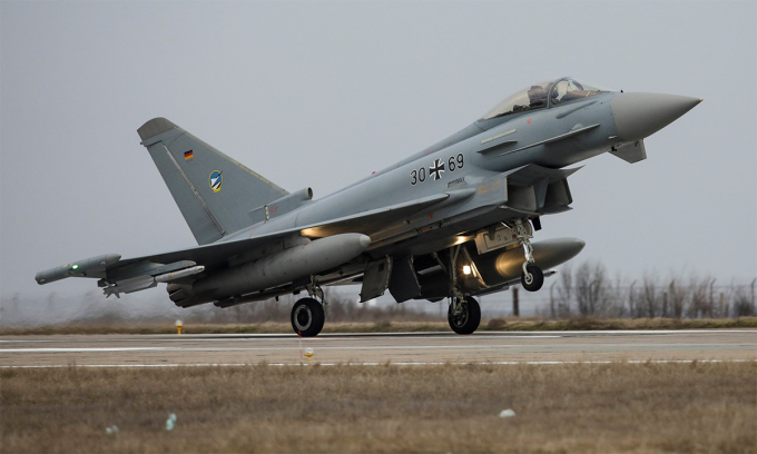 Tiêm kích Eurofighter Typhoon của không quân Đức tại căn cứ không quân Mihail Kogalniceanu ở Constanta, Romania tháng 2/2022. Ảnh: Reuters.