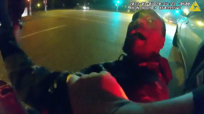 Tyre Nichols khi bị cảnh sát chặn xe kiểm tra, khống chế bằng vũ lực vào đêm 7/1. Ảnh: Chính quyền thành phố Memphis.