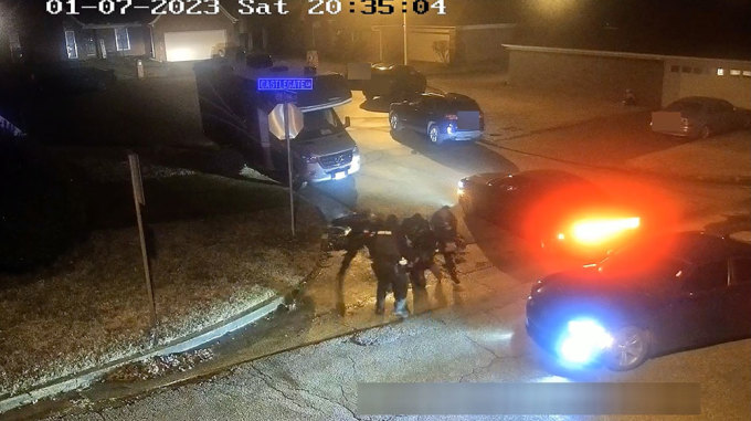 Hình ảnh nhóm cảnh sát đánh Tyre Nichols ở góc đường gần nhà mẹ anh ta vào đêm 7/1. Ảnh: Chính quyền thành phố Memphis.