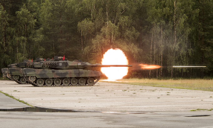 Xe tăng Leopard 2 của Đức khai hỏa tại thao trường Grafenwoehr tháng 6/2018. Ảnh: US Army.