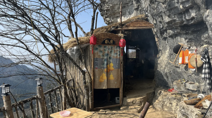 Ngôi nhà bên vách núi của Liu ở Quý Châu, Trung Quốc. Ảnh: CNN