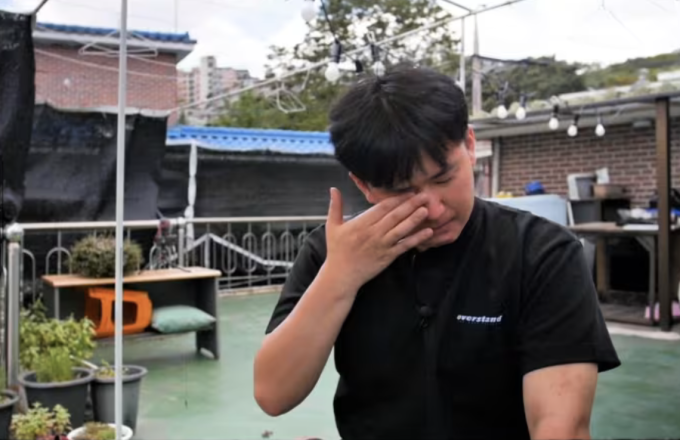 Yoo Seung-gyu, 30 tuổi, người đã thoát khỏi cuộc sống ẩn dật nhờ sự hỗ trợ của cộng đồng. Ảnh chụp màn hình
