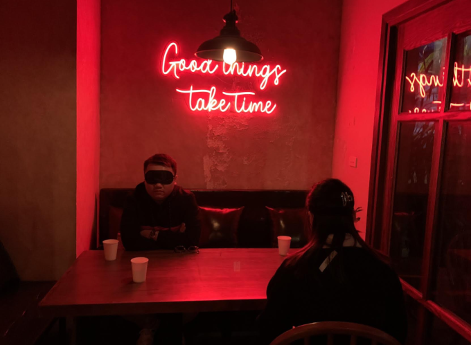 Đôi nam nữ tham gia hẹn hò cùng chơi trò chơi để kết nối ở quán pub thuộc Hà Nội, tháng 12/2023. Ảnh: Thanh Nga