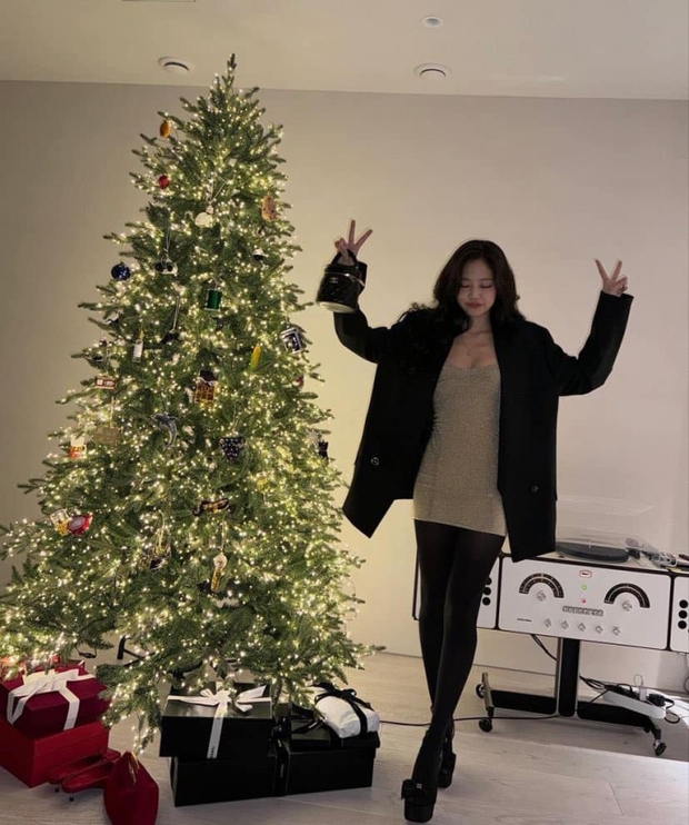 Jennie (BLACKPINK) tung bộ ảnh nóng bỏng chào năm mới, sự chú ý đổ dồn vào nhân vật làm lộ ảnh hẹn hò của nữ idol với V (BTS) - Ảnh 3.