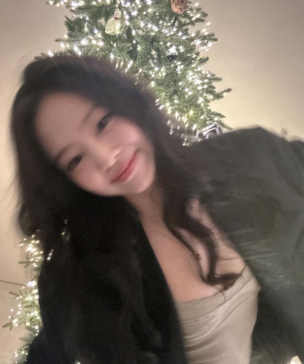 Jennie (BLACKPINK) tung bộ ảnh nóng bỏng chào năm mới, sự chú ý đổ dồn vào nhân vật làm lộ ảnh hẹn hò của nữ idol với V (BTS) - Ảnh 4.