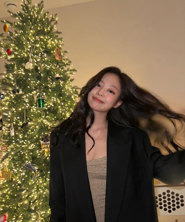 Jennie (BLACKPINK) tung bộ ảnh nóng bỏng chào năm mới, sự chú ý đổ dồn vào nhân vật làm lộ ảnh hẹn hò của nữ idol với V (BTS) - Ảnh 6.