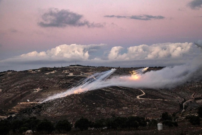 Pháo binh Israel bắn phá các mục tiêu ở ngoại ô Odaisseh, miền nam Lebanon ngày 17/11. Ảnh: AFP
