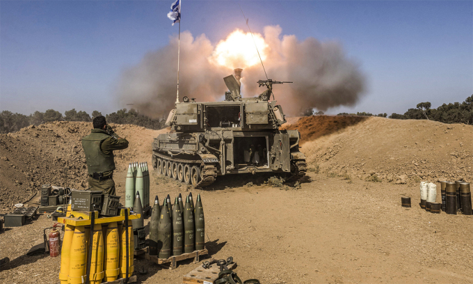 Pháo tự hành Israel khai hỏa nhằm vào mục tiêu tại Dải Gaza ngày 6/11. Ảnh: AFP