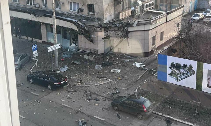 Hiện trường một trong các địa điểm trúng tập kích ở thành phố Belgorod, Nga vào sáng 30/12. Ảnh: Telegram/Baza