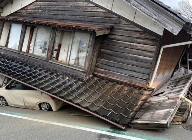 Khung cảnh đổ nát sau trận động đất mạnh 7,5 độ richter khiến Nhật Bản phải đưa ra cảnh báo sóng thần mức cao nhất - Ảnh 2.