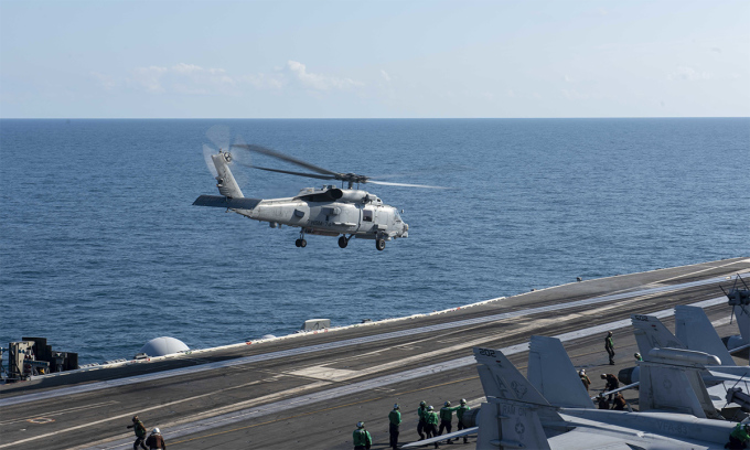 Trực thăng MH-60R cất cảnh từ tàu sân bay USS Dwight D. Eisenhower trên Đại Tây Dương tháng 9/2019. Ảnh: US Navy