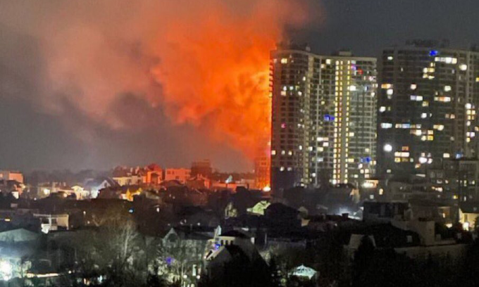 Tòa nhà tại Odesa bốc cháy sau khi trúng mảnh vỡ của UAV. Ảnh: X/DailyNews24