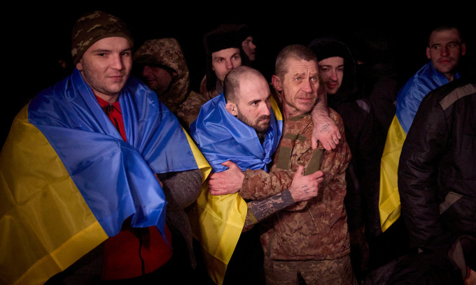 Tù bình Ukraine trở về sau khi được Nga trao trả hôm 3/1. Ảnh; Reuters
