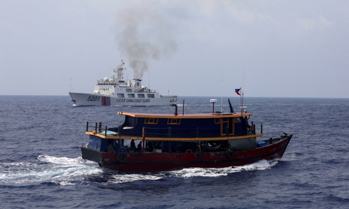 Một tàu Cảnh sát biển Trung Quốc đi gần tàu tiếp tế của Philippines ở Biển Đông hồi tháng 10/2023. Ảnh: Reuters